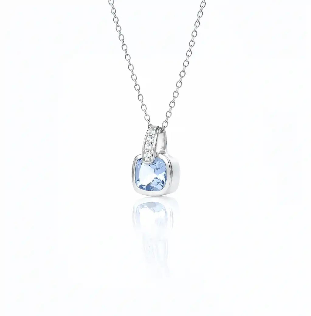 Сребърно колие с нежен дизайн в изумруден цвят