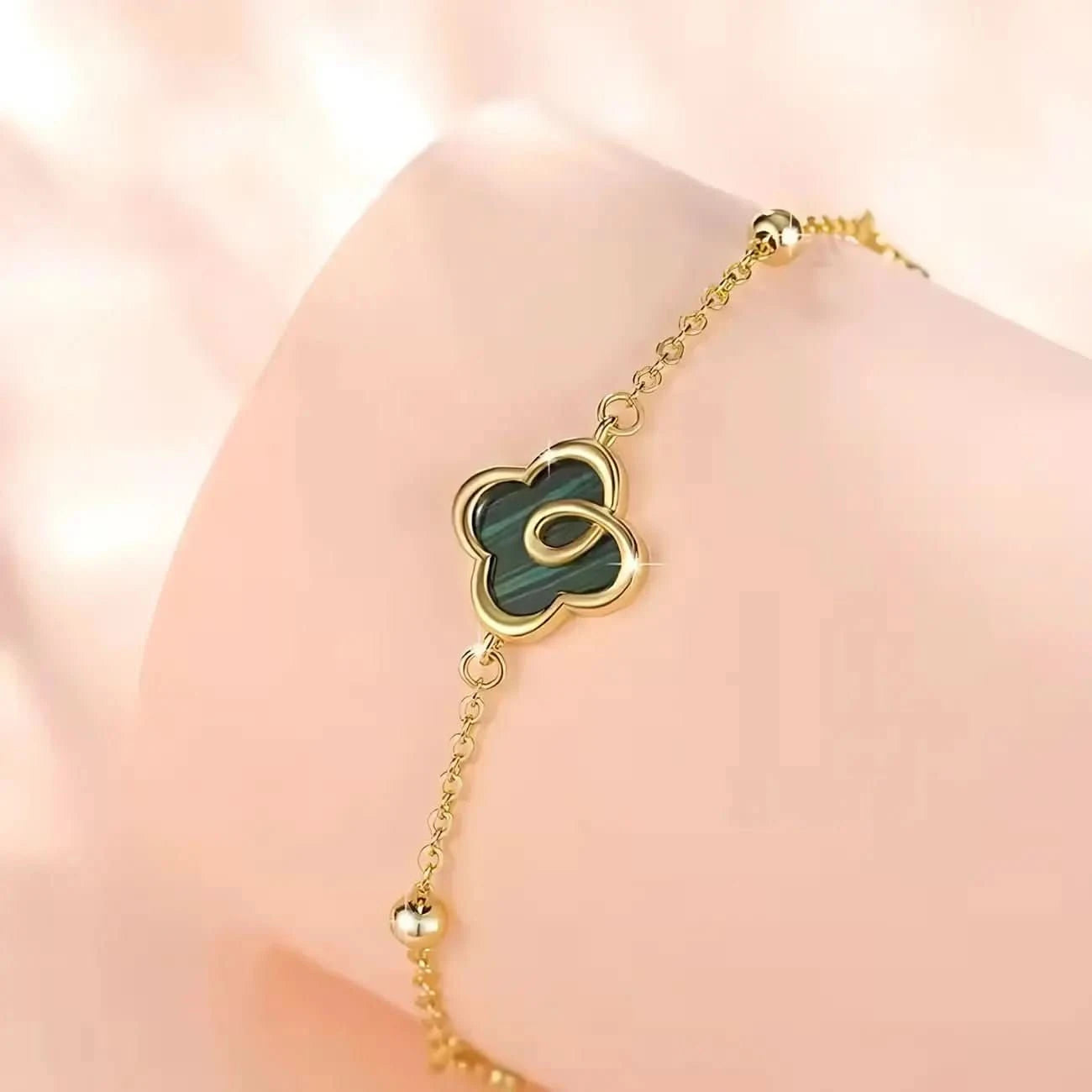 Дамска гривна с естествен малахит Дизайн на четирилистна детелина – by Crystal Pro Jewellery