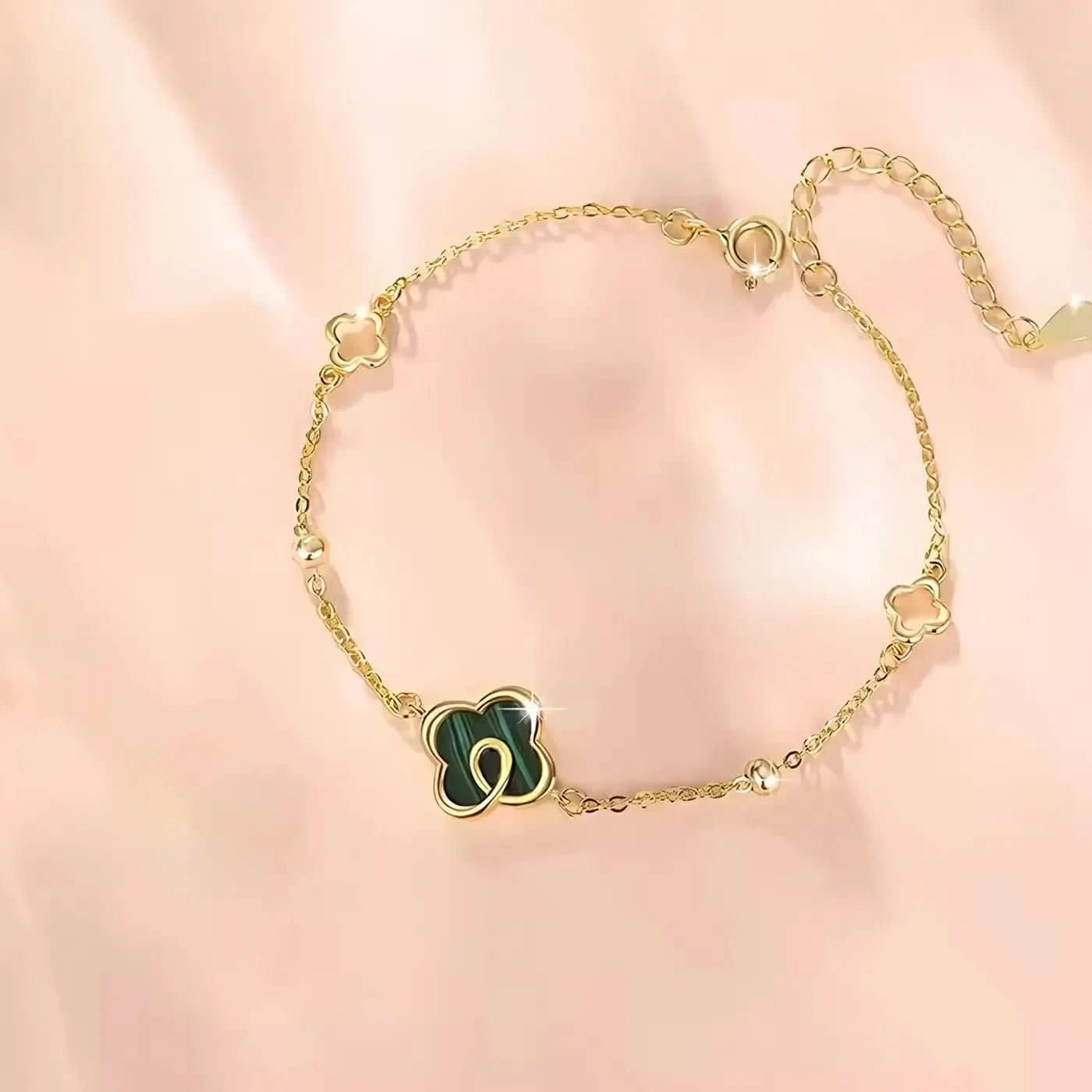 Дамска гривна със седеф Дизайн на четирилистна детелина – by Crystal Pro Jewellery