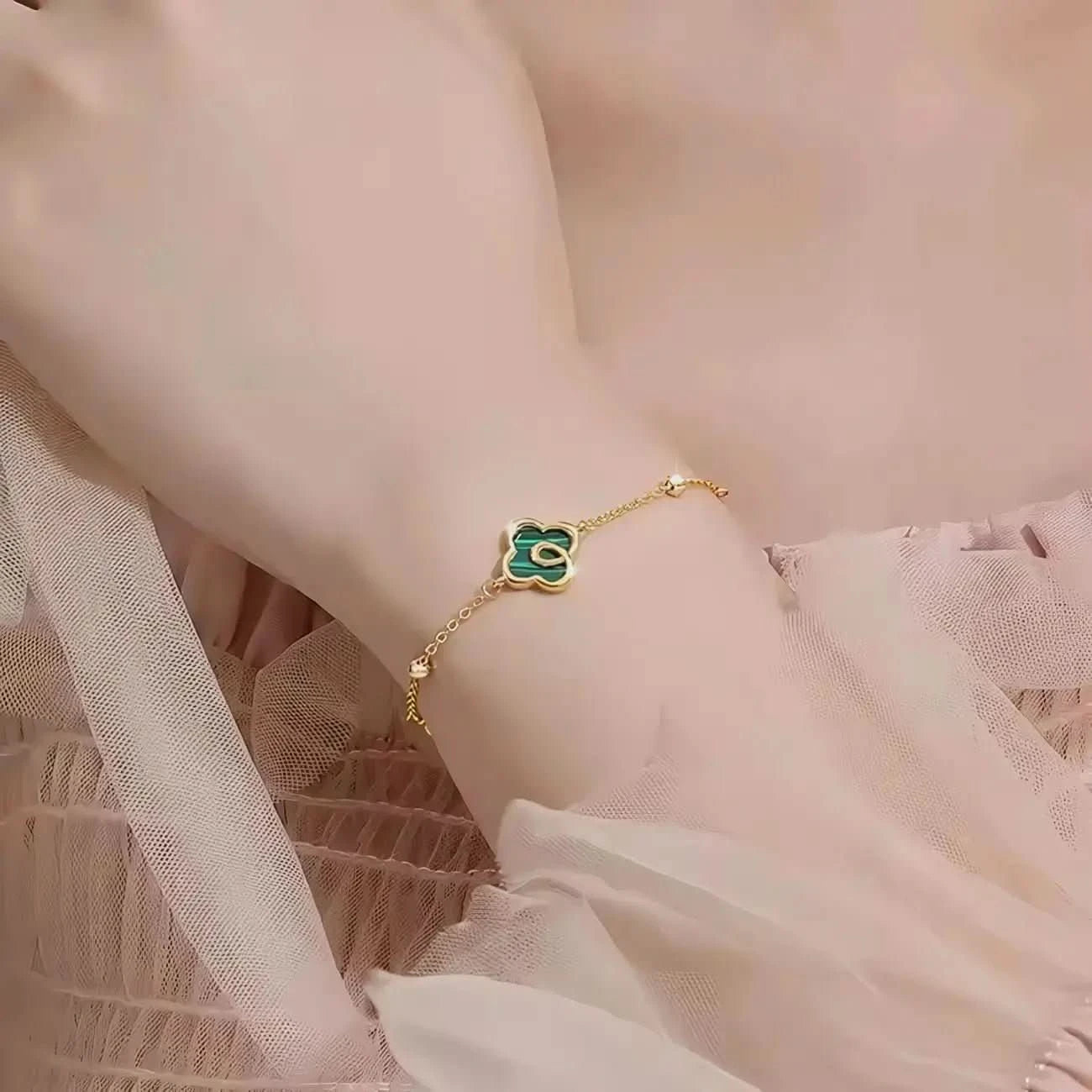 Дамска гривна със седеф Дизайн на четирилистна детелина – by Crystal Pro Jewellery