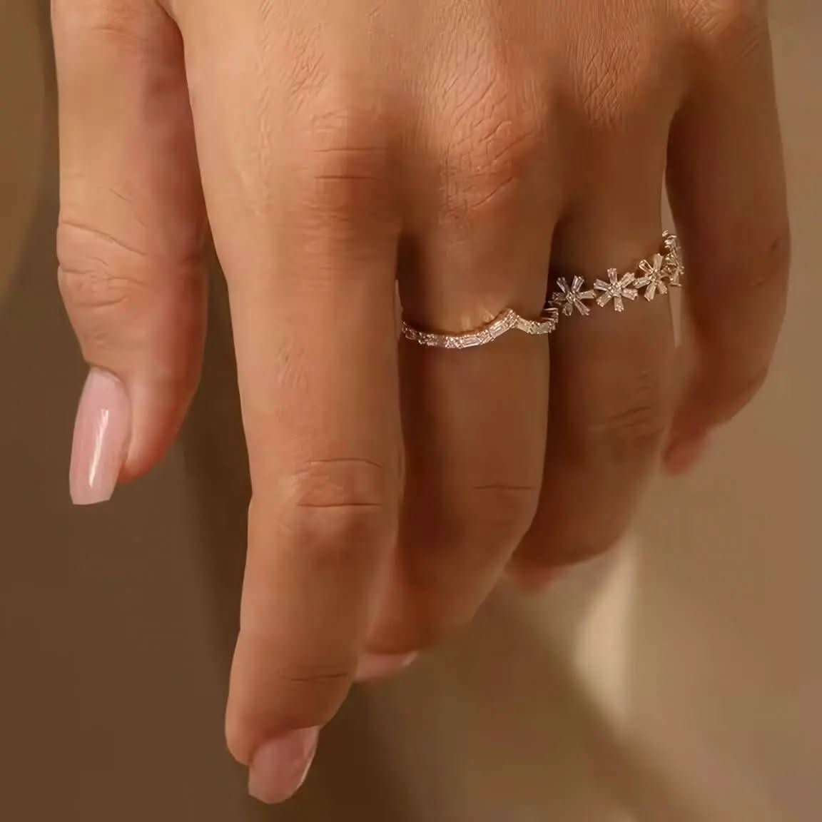 Изящен сребърен пръстен с V - образен дизайн – by Crystal Pro Jewellery