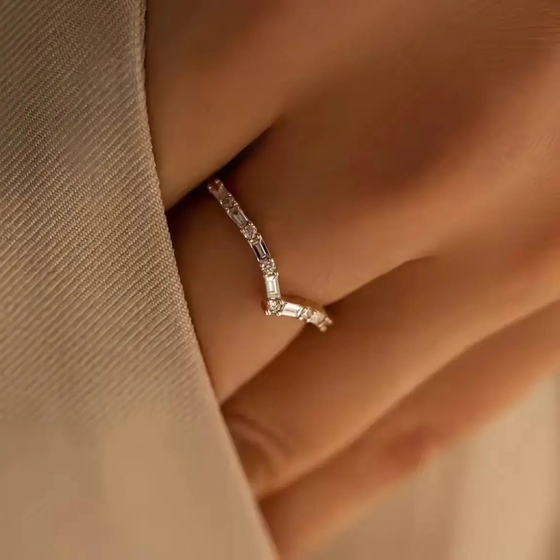 Изящен сребърен пръстен с V - образен дизайн – by Crystal Pro Jewellery