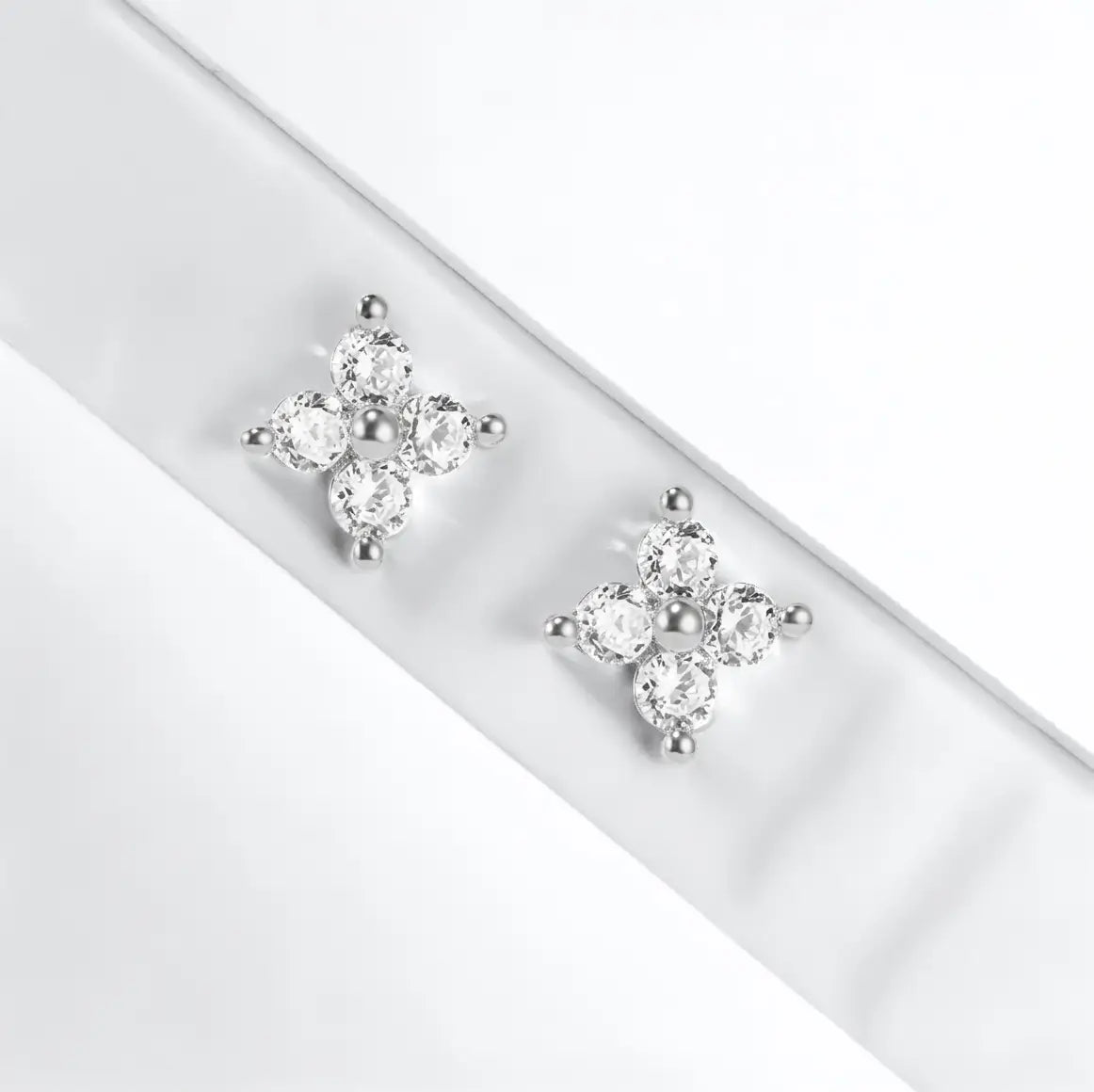 Малки сребърни обици детелина циркони