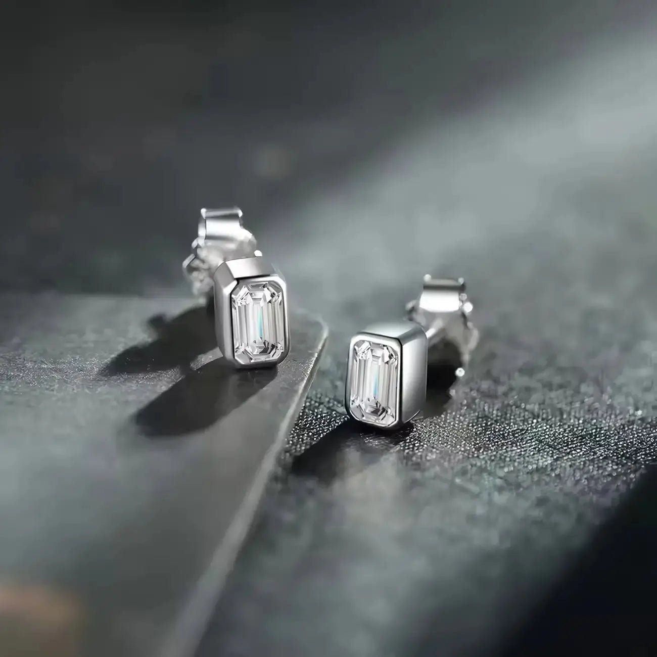 Малки обици на винт с диамантена визия Сребро 925 – by Crystal Pro Jewellery