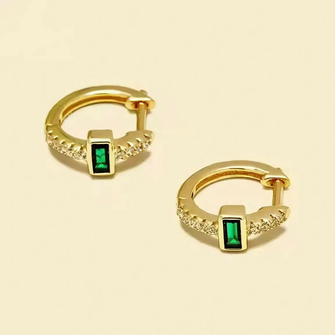 Минималистични халки с багетка в изумруден цвят, позлатени – by Crystal Pro Jewellery