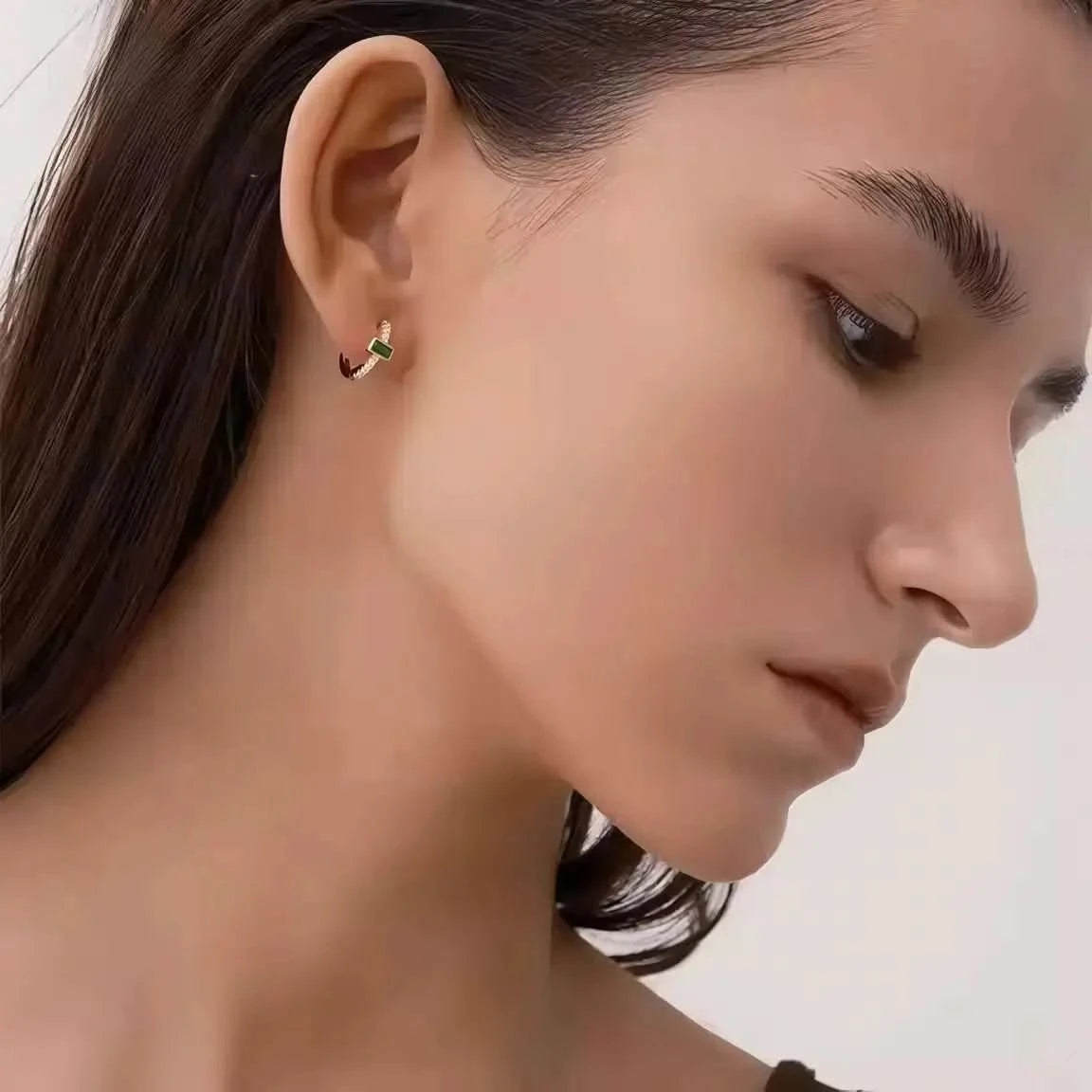 Минималистични халки с багетка в изумруден цвят, позлатени – by Crystal Pro Jewellery