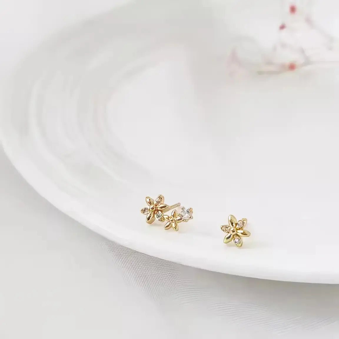 Минималистични обици с асиметричен дизайн на цветя, позлатени – by Crystal Pro Jewellery