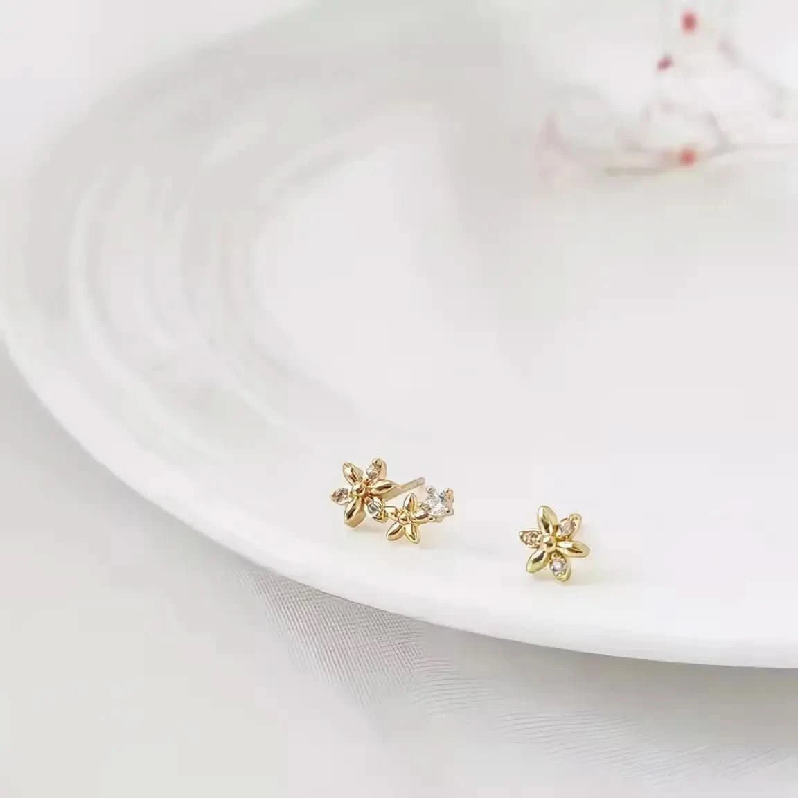 Минималистични обици с асиметричен дизайн на цветя, позлатени – by Crystal Pro Jewellery