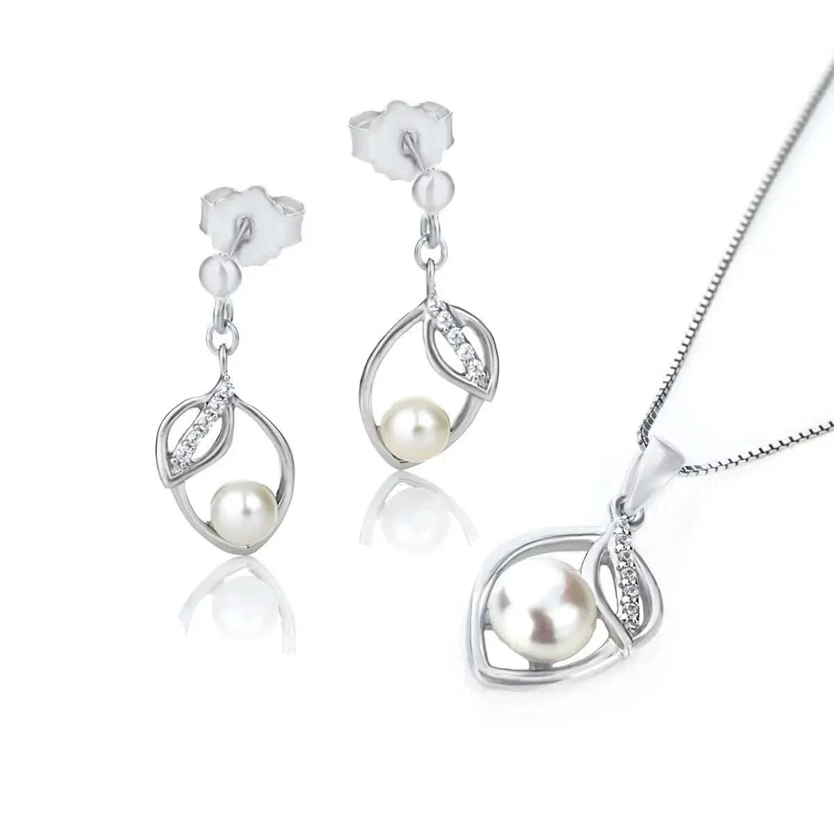 Нежни сребърни обици с речна перла Дизайн на листо – by Crystal Pro Jewellery