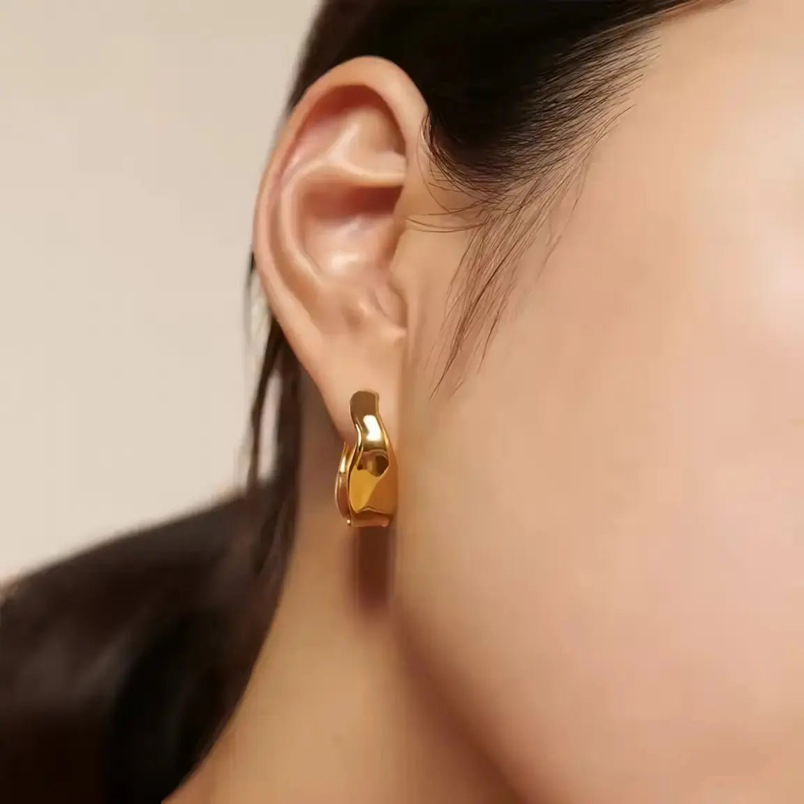 Обици Халки с вълнообразен дизайн позлатени – by Crystal Pro Jewellery