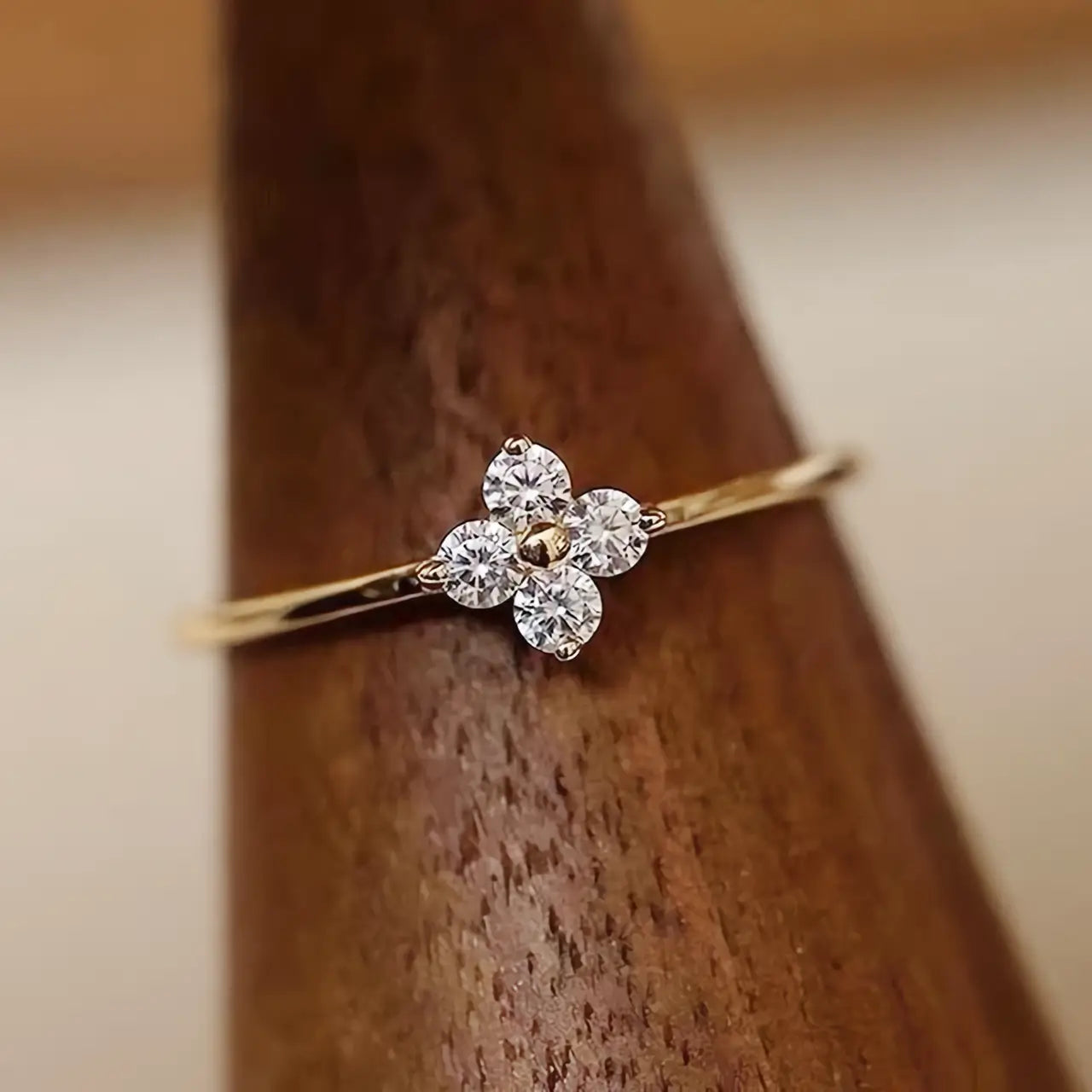 Нежен сребърен пръстен четирилистна детелина