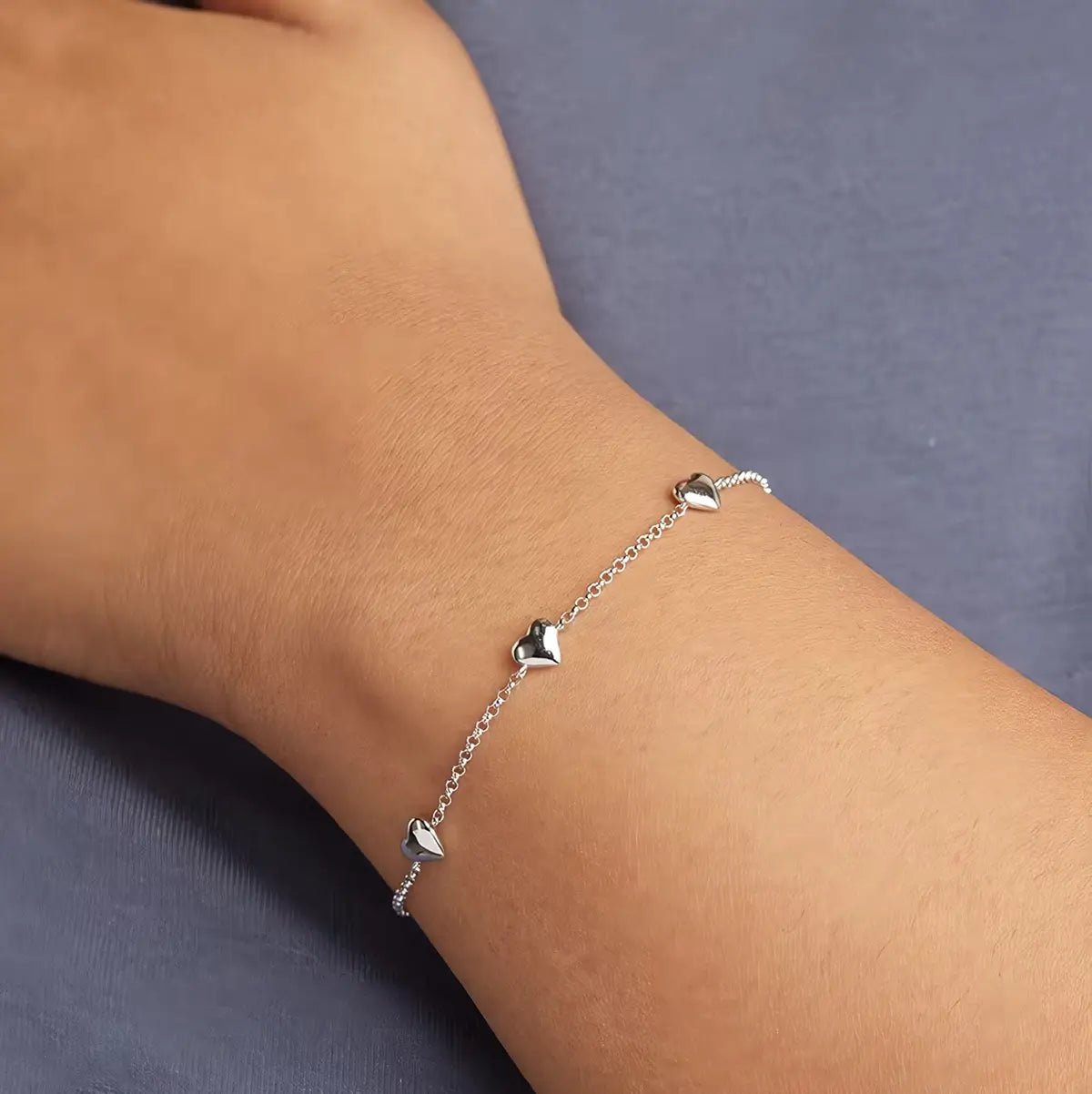 Позлатена сребърна гривна с малки сърца – by Crystal Pro Jewellery