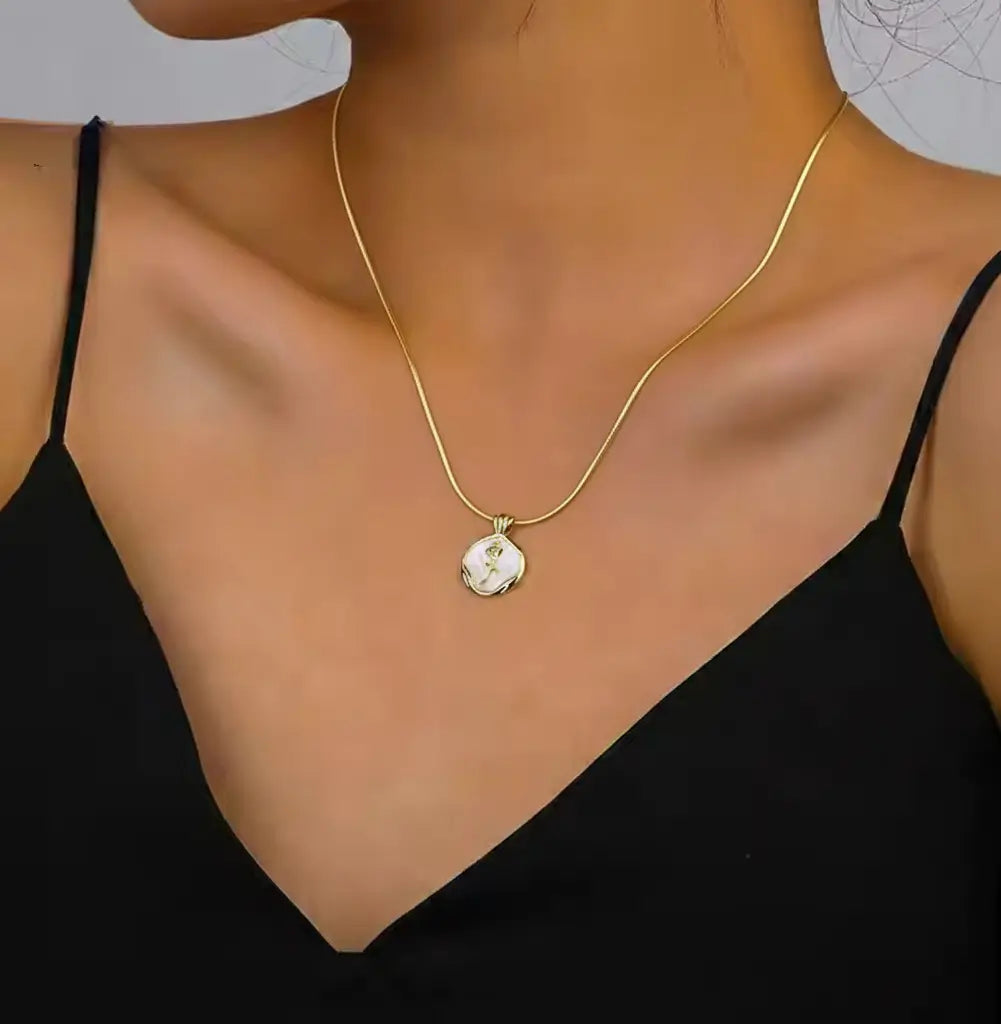 Манекен на позлатено сребърно колие с роза, винтидж стил