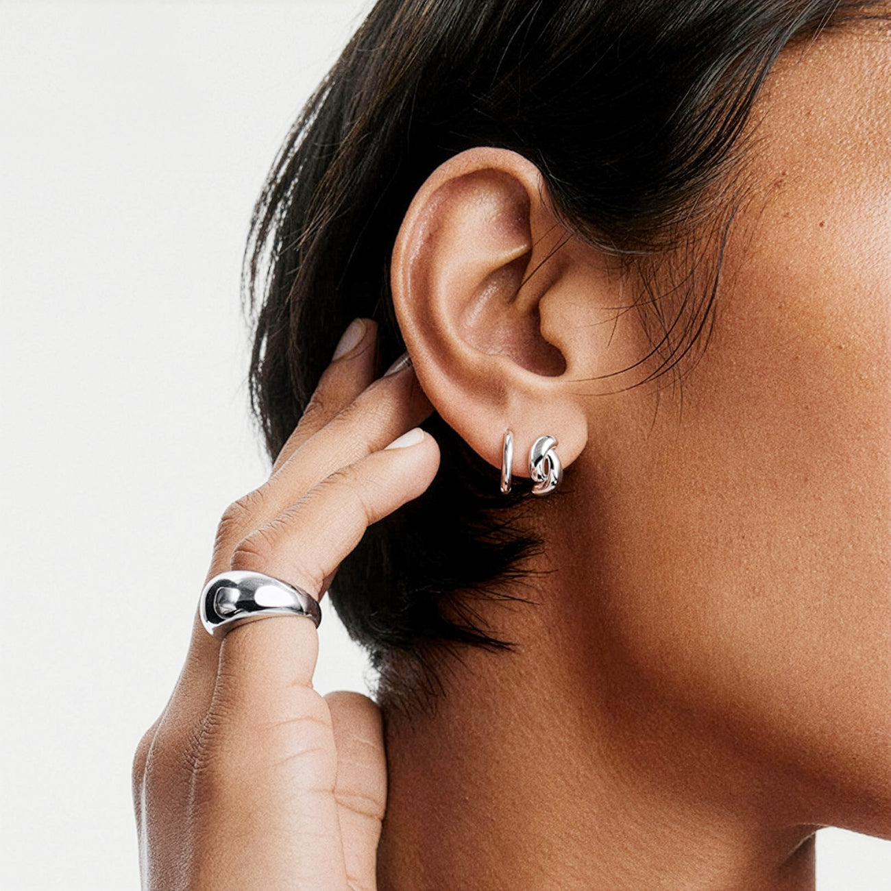 Сребърни минималистични обици с преплетен дизайн.