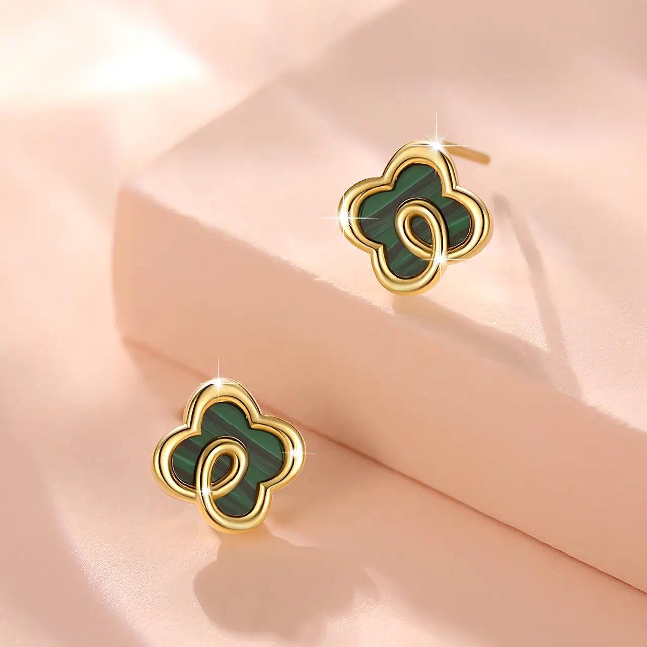 Сребърни обеци Детелина със седеф и 18К Златно покритие – by Crystal Pro Jewellery