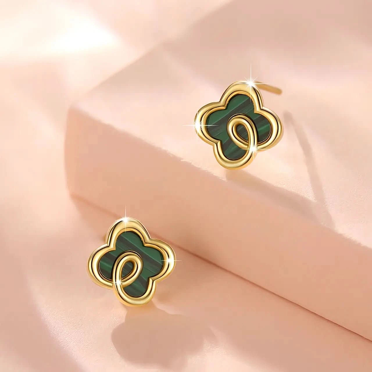Сребърни обеци Детелина със седеф и 18К Златно покритие – by Crystal Pro Jewellery