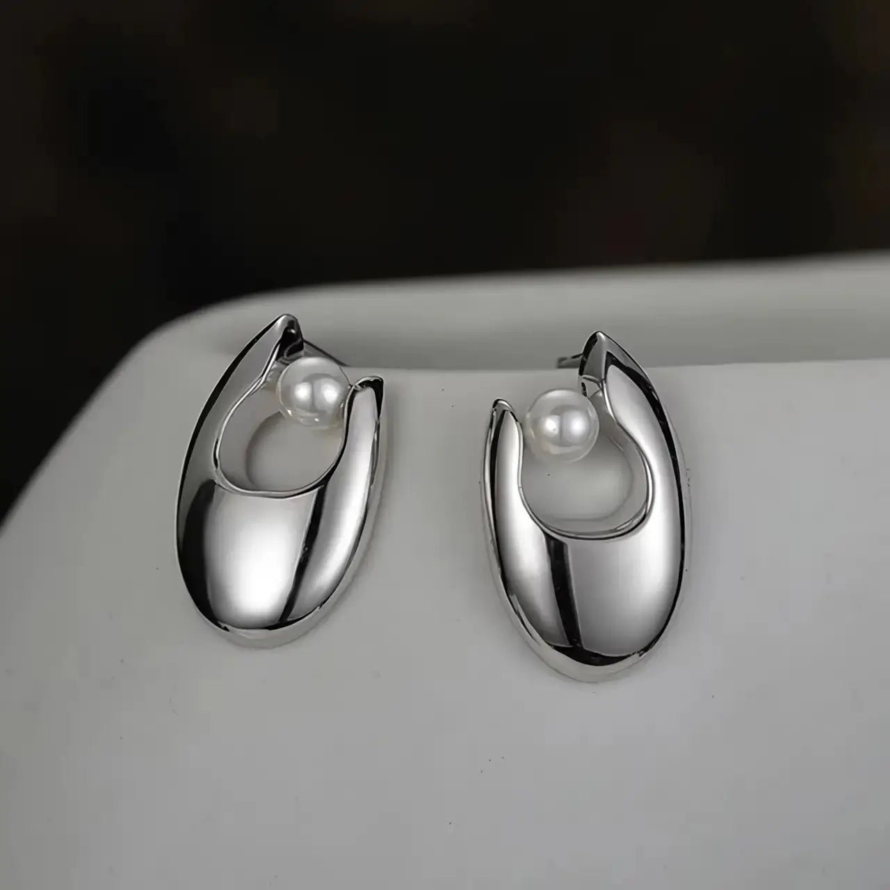 Сребърни обици с перли U - образен дизайн – by Crystal Pro Jewellery