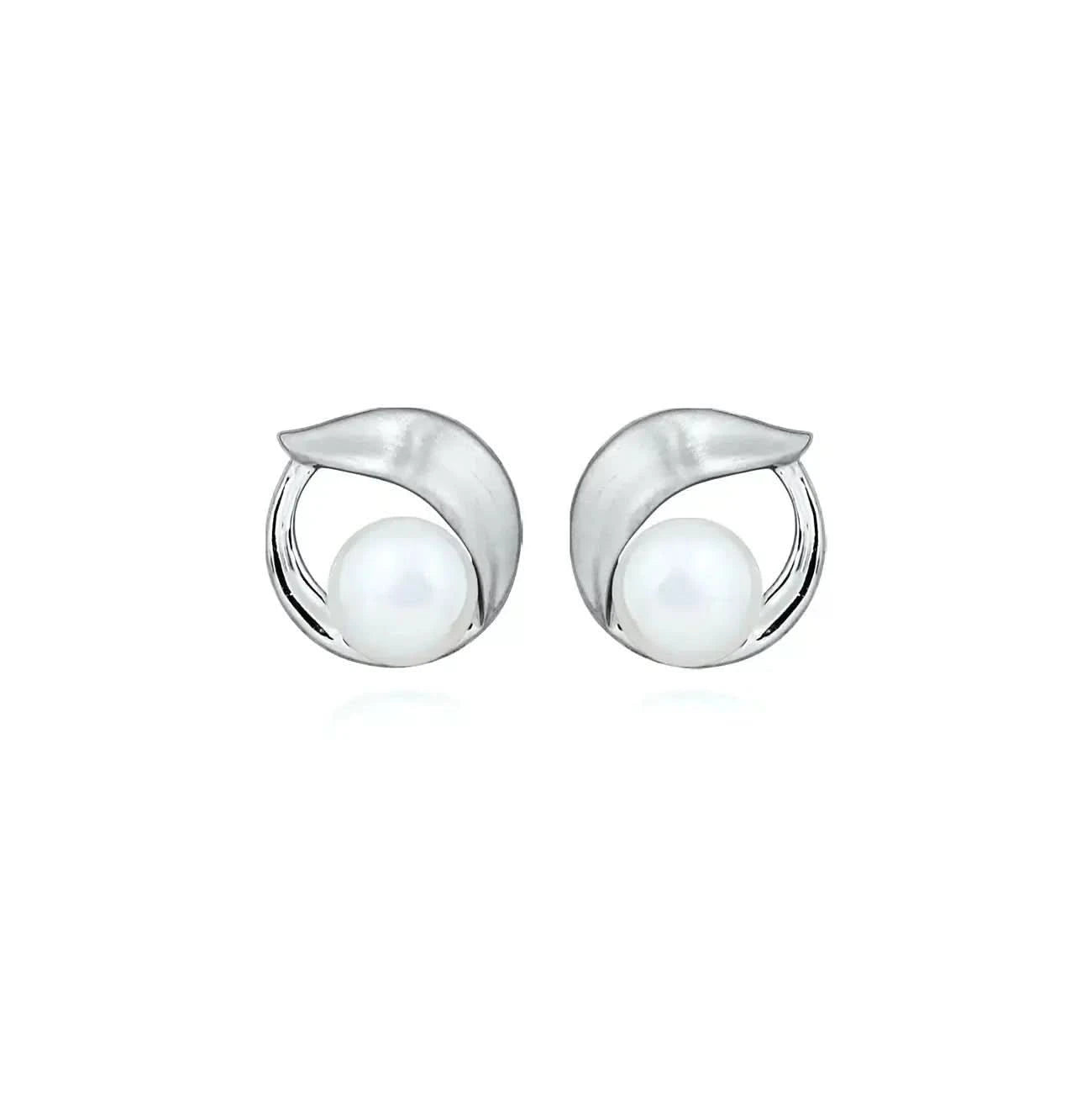 Сребърни обици с речни перли и фин сатенен блясък – by Crystal Pro Jewellery