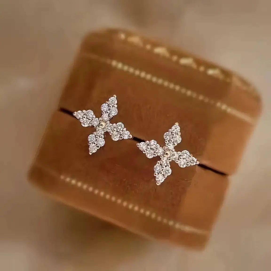 Сребърни обици с цирконии Четирилистна детелина – by Crystal Pro Jewellery