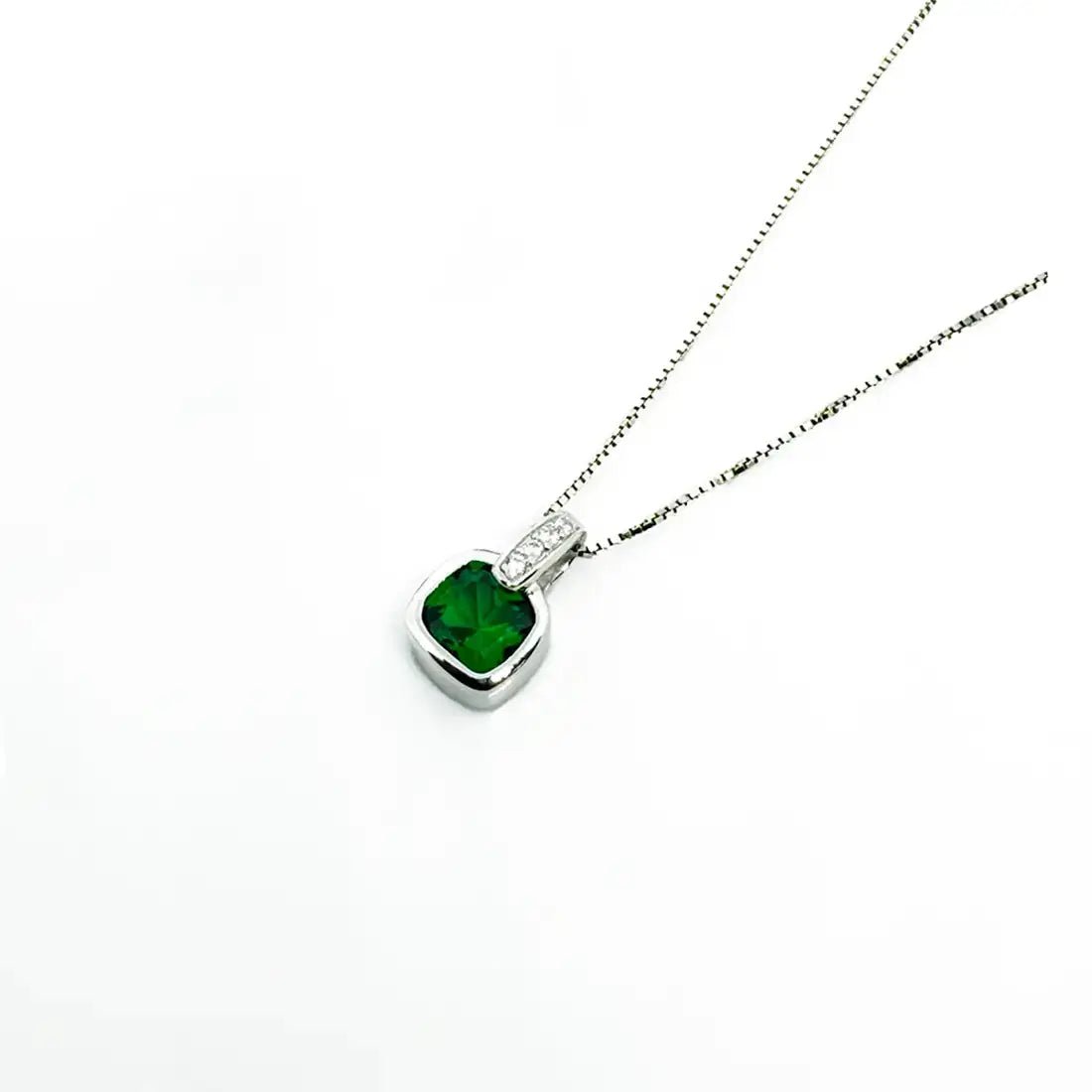 Сребърно колие с нежен дизайн в изумруден цвят – by Crystal Pro Jewellery