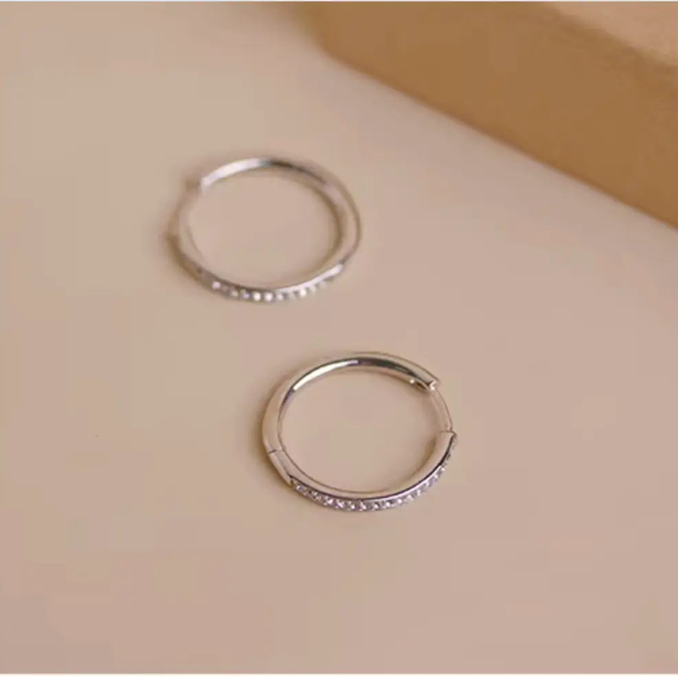 Фини халки с кристален акцент и 18К бяло златно покритие