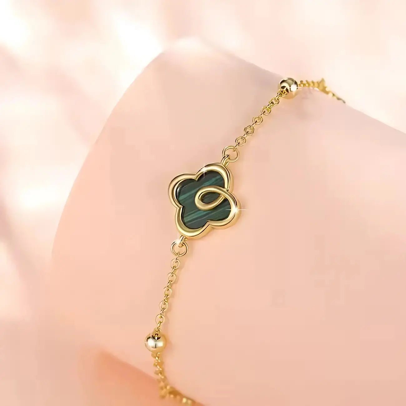 Дамска гривна с естествен малахит Дизайн на четирилистна детелина – by Crystal Pro Jewellery