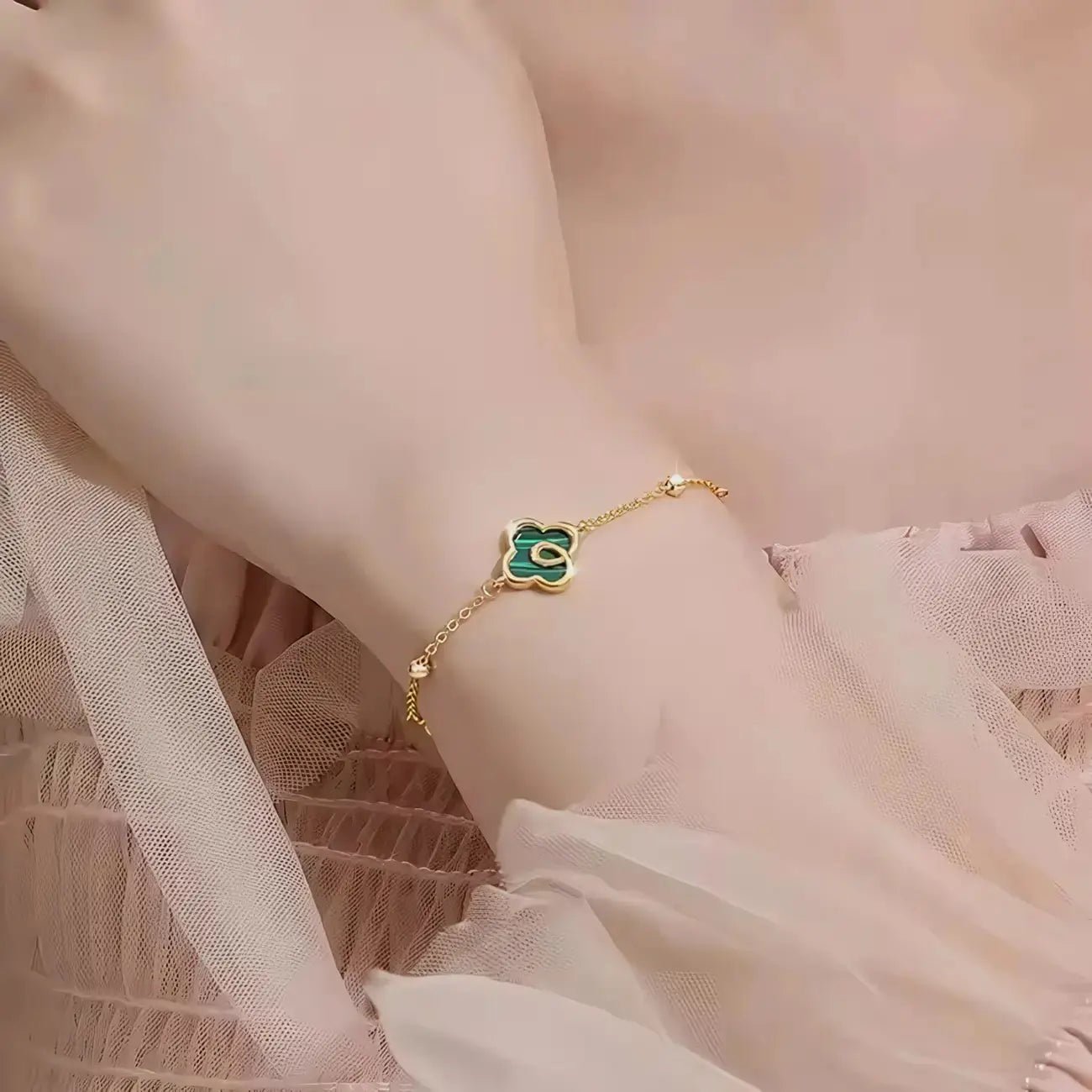 Дамска гривна със седеф Дизайн на четирилистна детелина – by Crystal Pro Jewellery