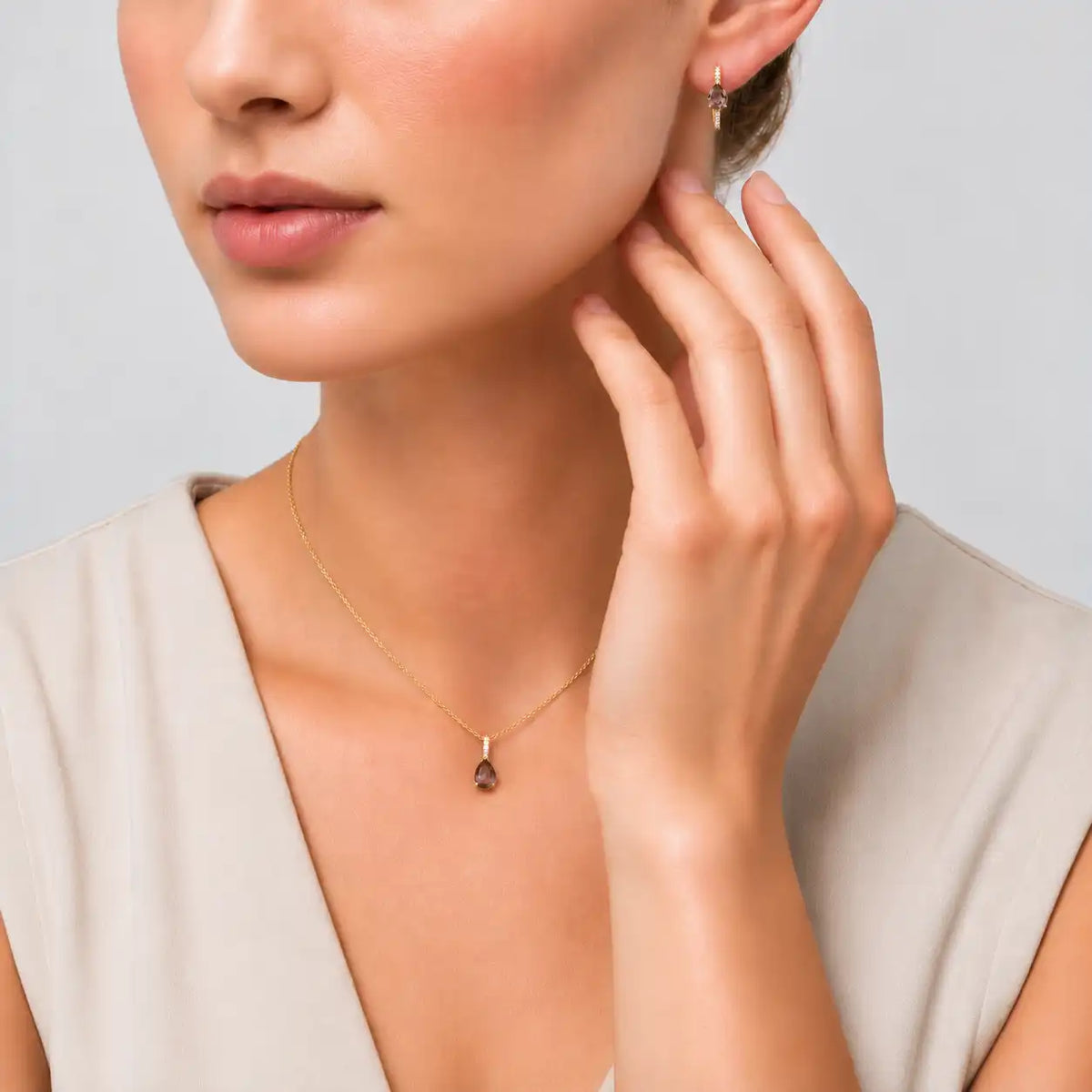 Фино колие капка в цвят smoky brown на манекен