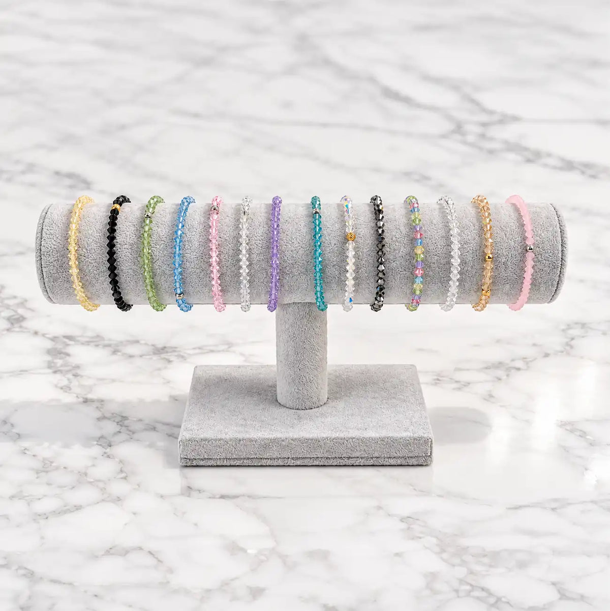 Stylish bracelet with pearls and crystals