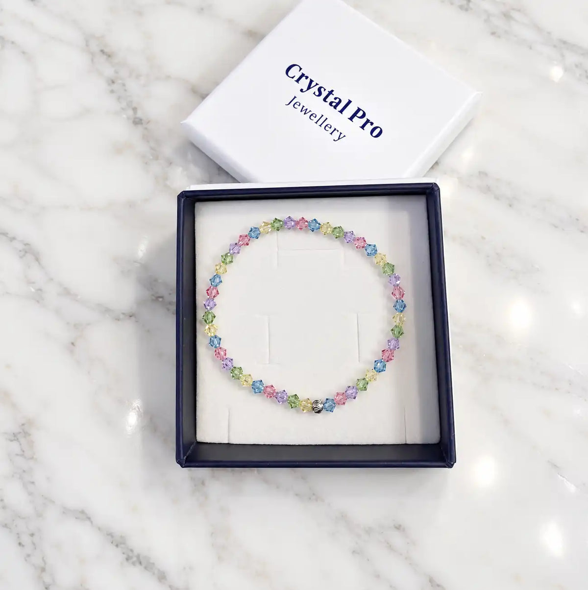 Stylish bracelet with pearls and crystals