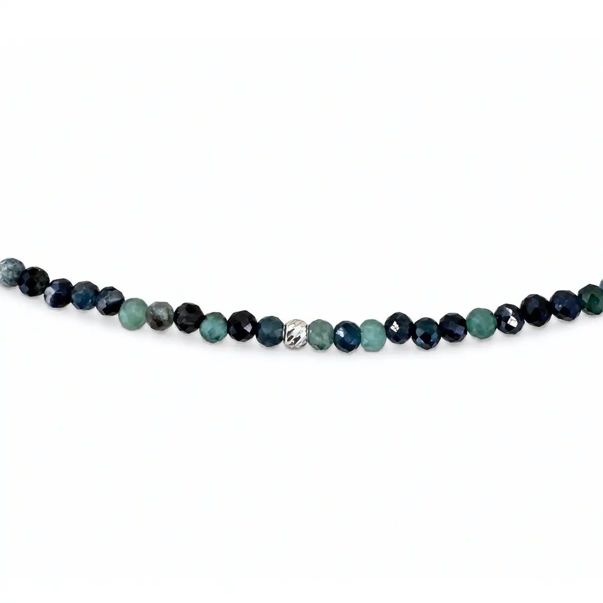 Колие от естествен турмалин на манекен