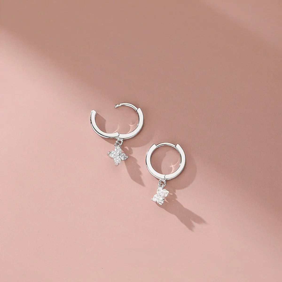 Малки сребърни обици халки с детелина с родиево покритие