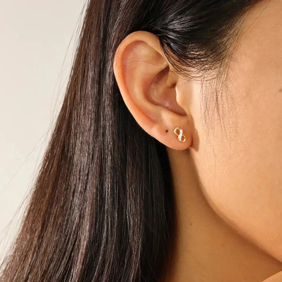 Малки Сребърни обици Безкрайност с 18К златно покритие Ежедневен стил – by Crystal Pro Jewellery