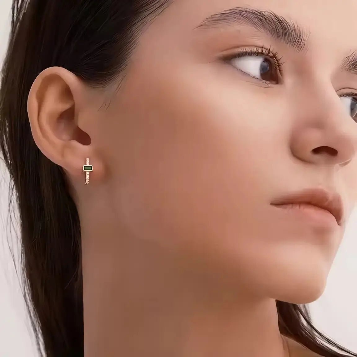 Минималистични халки с багетка в изумруден цвят, позлатени – by Crystal Pro Jewellery