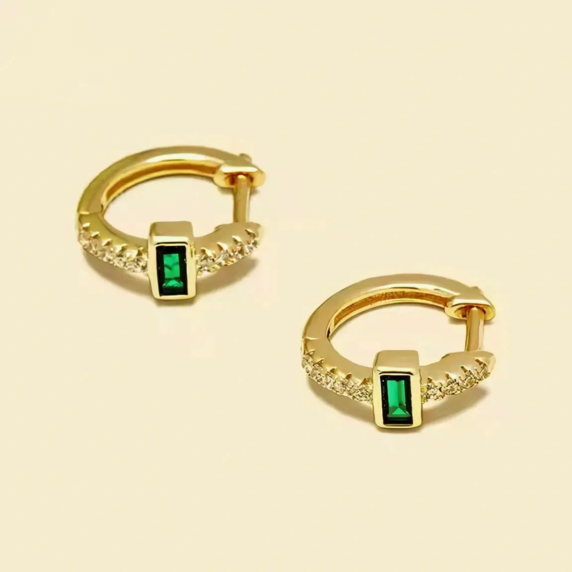 Минималистични халки с багетка в изумруден цвят, позлатени – by Crystal Pro Jewellery
