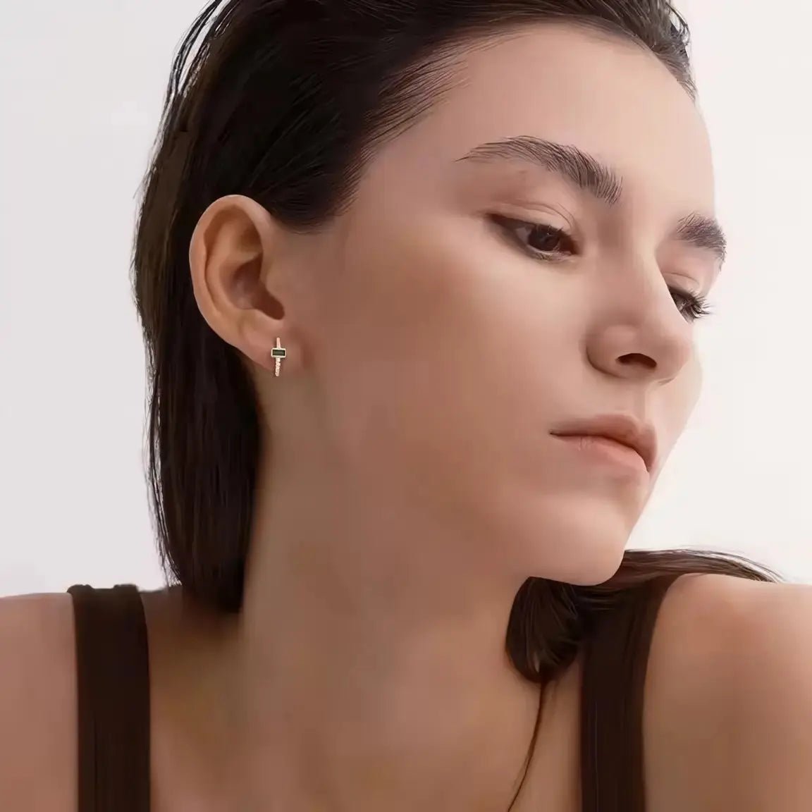 Минималистични халки с багетка в изумруден цвят, позлатени – by Crystal Pro Jewellery