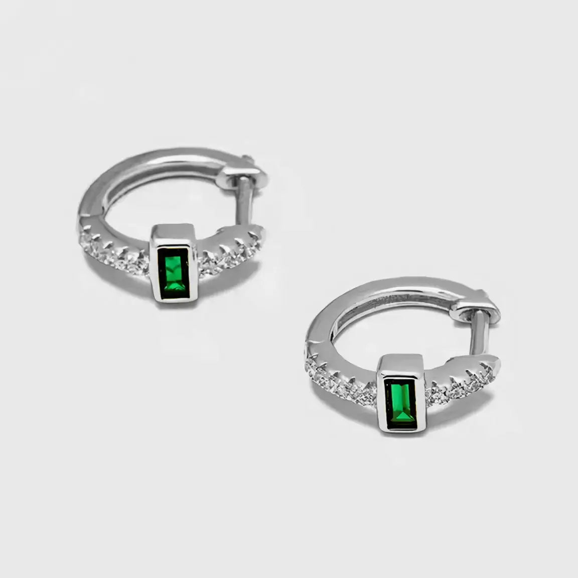 Минималистични халки с багетка в изумруден цвят, позлатени – by Crystal Pro Jewellery