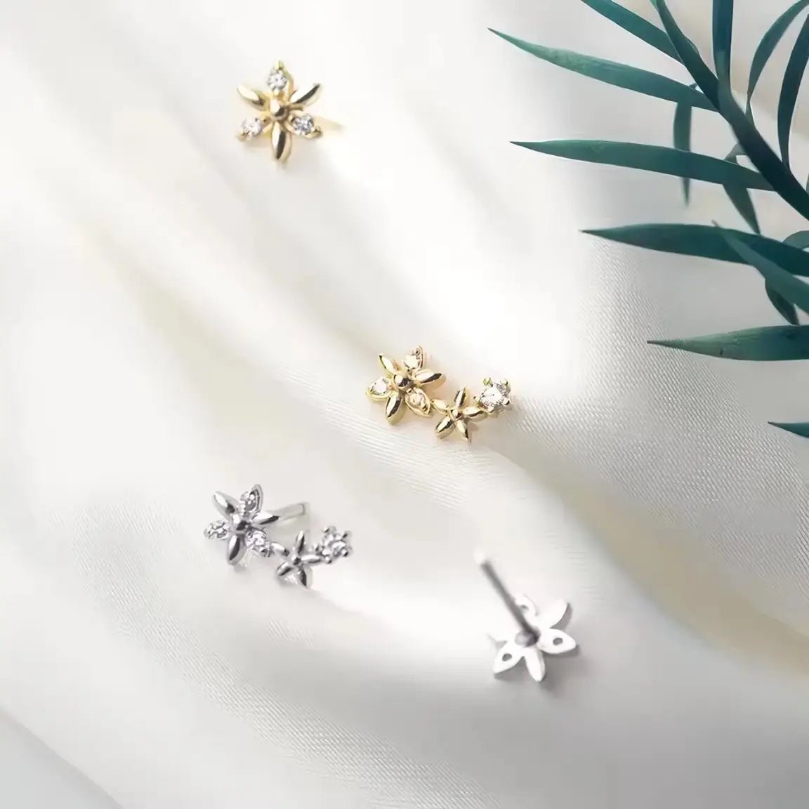 Минималистични обици с асиметричен дизайн на цветя, позлатени – by Crystal Pro Jewellery