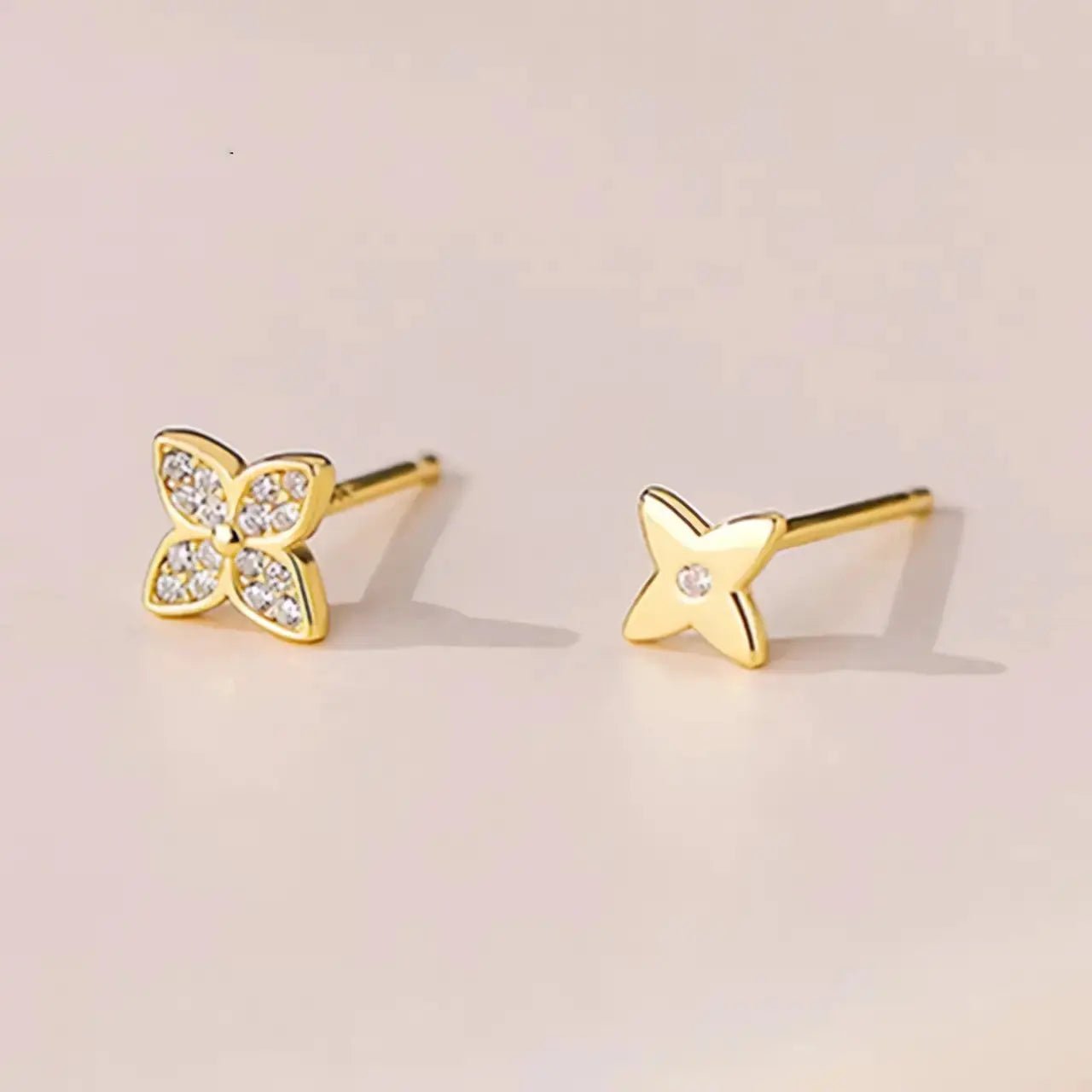 Модерни обици на винт Детелина асиметрични – by Crystal Pro Jewellery