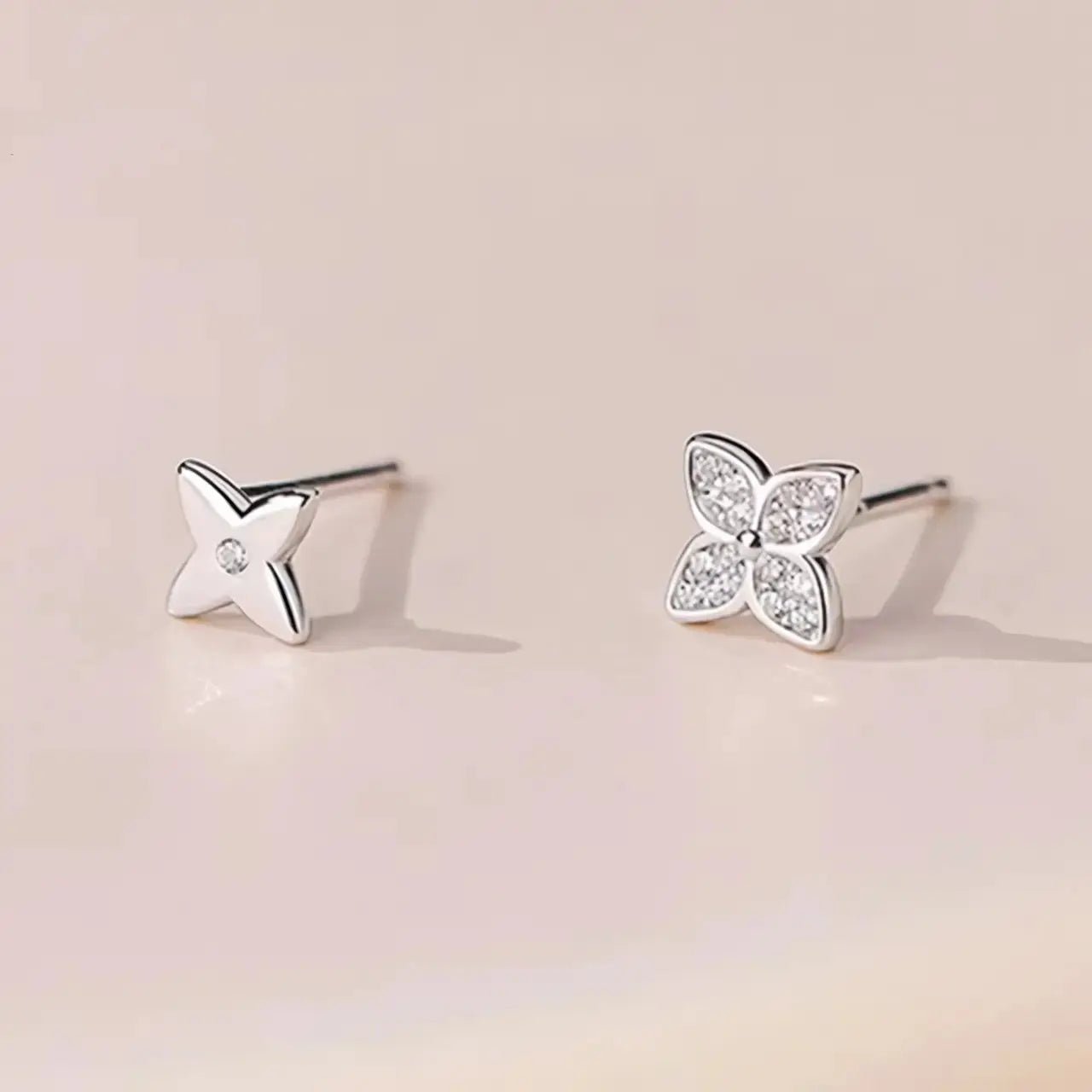 Модерни обици на винт Детелина асиметрични – by Crystal Pro Jewellery