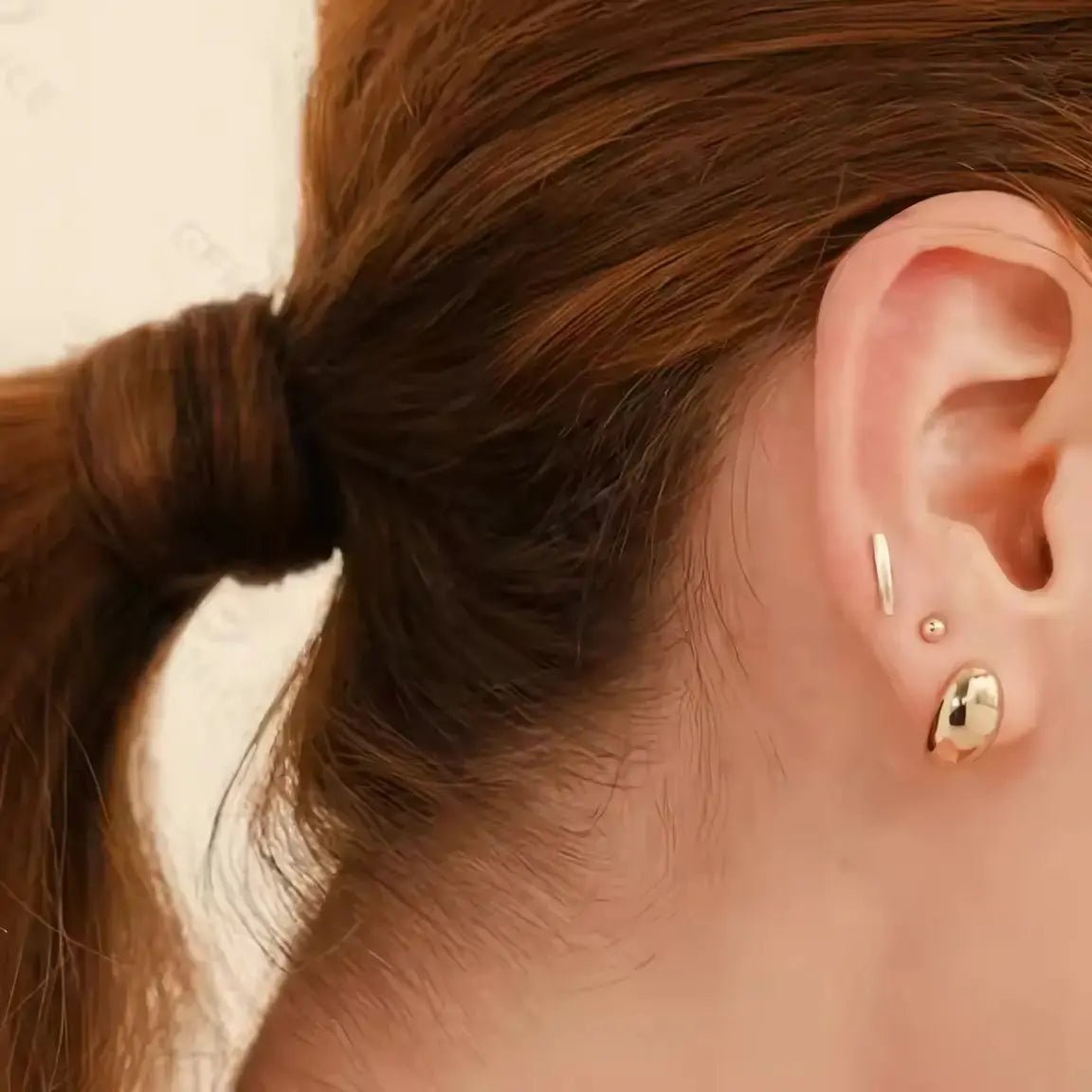 Модни обици Huggie куполовиден дизайн позлатени – by Crystal Pro Jewellery