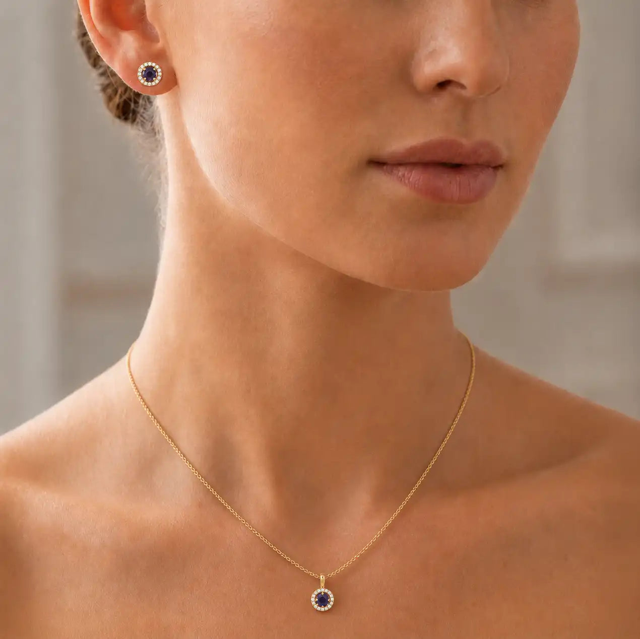 колие в тъмен аметист на манекен
