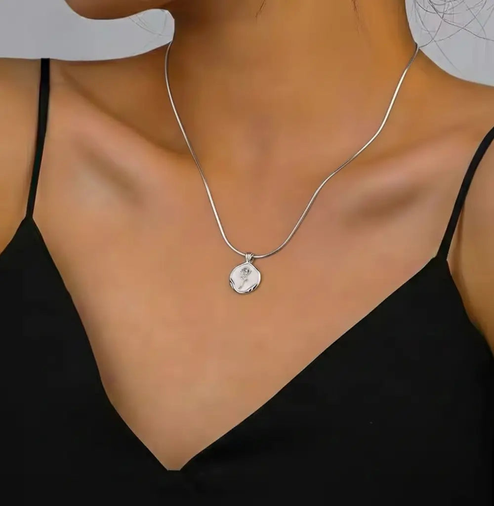 Сребърно колие с роза, винтидж стил, фин дизайн