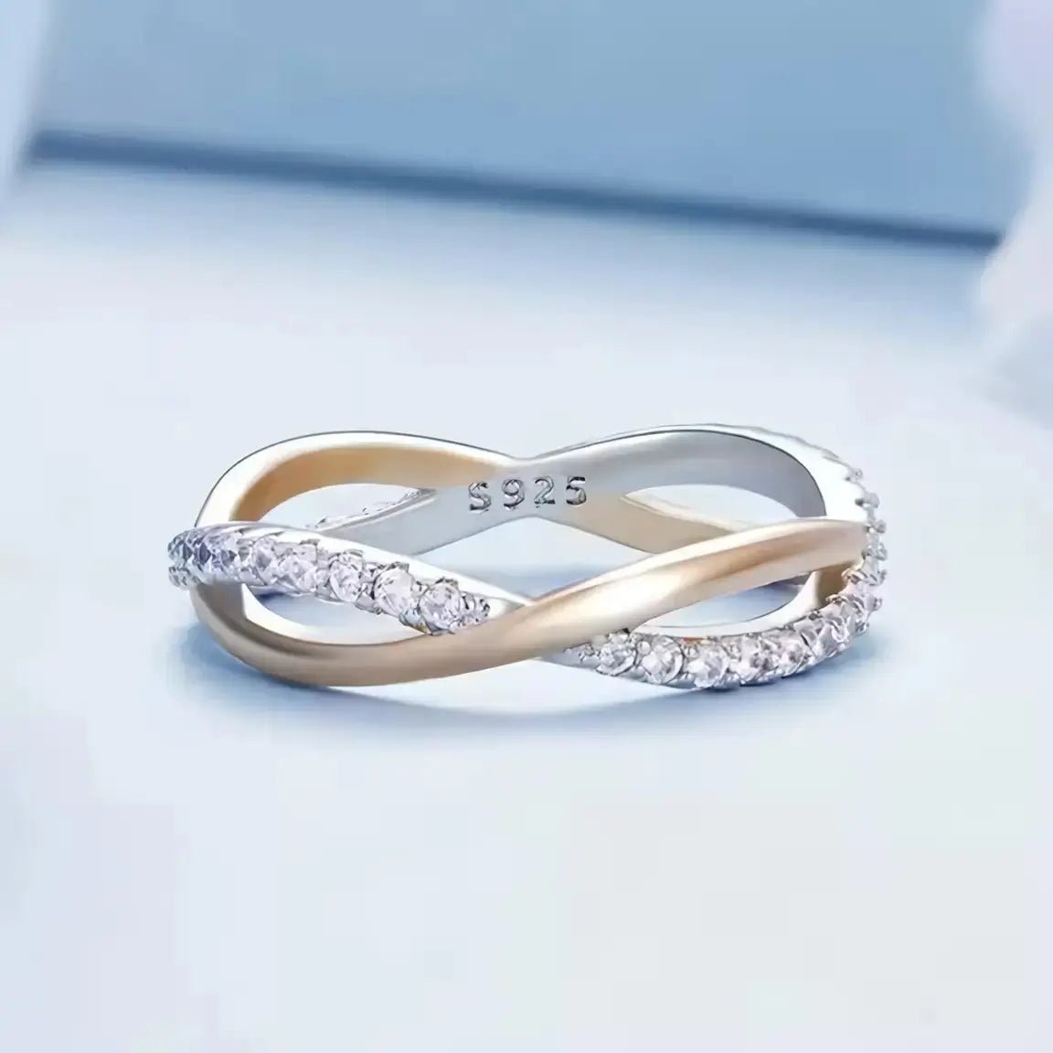 Сребърен пръстен Duo Tone с преплетени елегантни халки – by Crystal Pro Jewellery