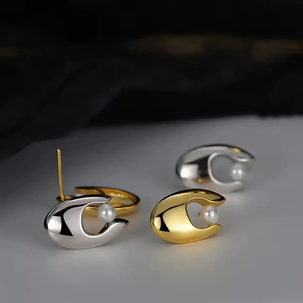 Сребърни обици с перли U - образен дизайн – by Crystal Pro Jewellery