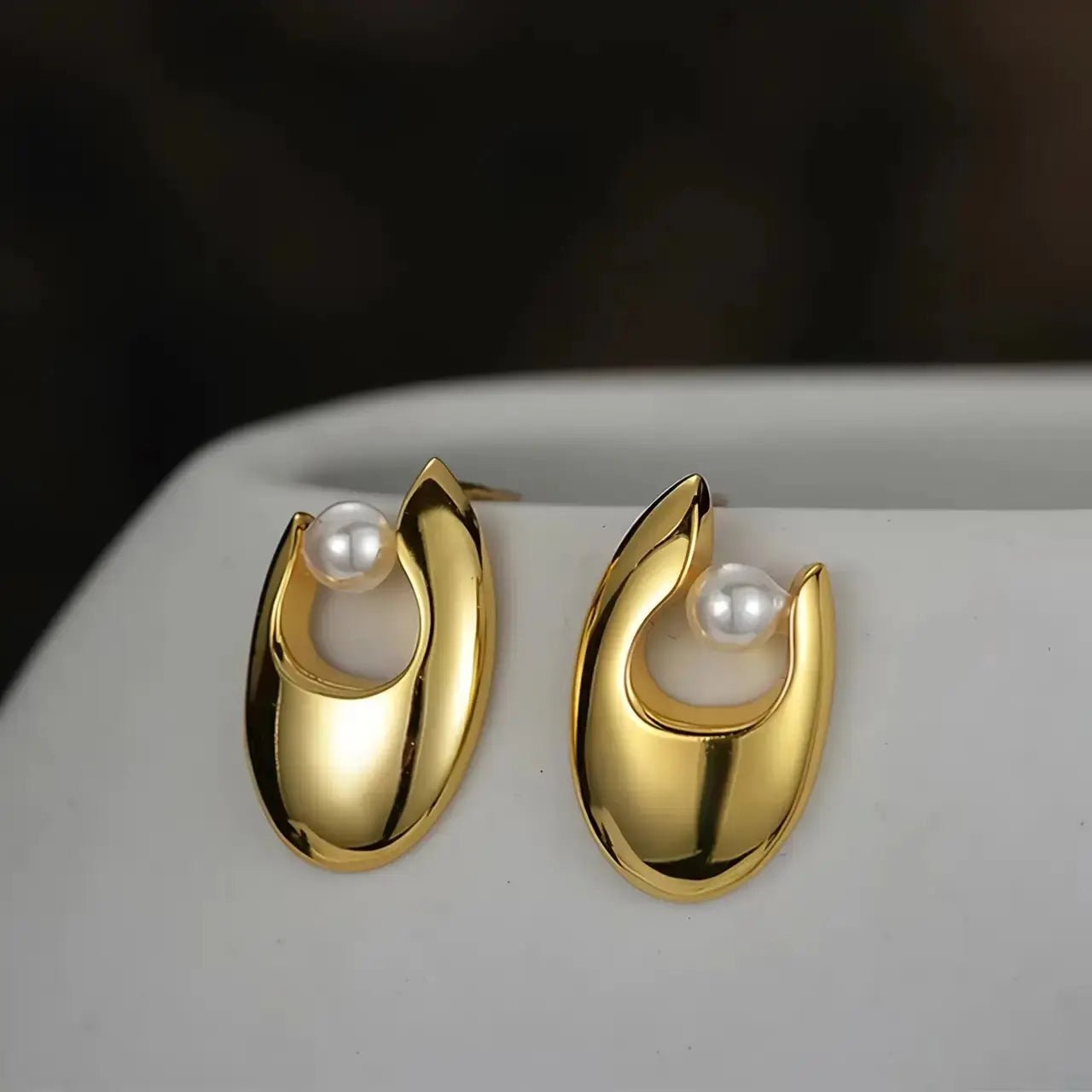 Сребърни обици с перли U - образен дизайн – by Crystal Pro Jewellery